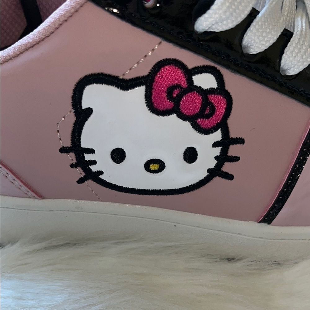 🆕 Sanrio Hello Kitty Sneakers Size 8 - Picture 3 of 9
